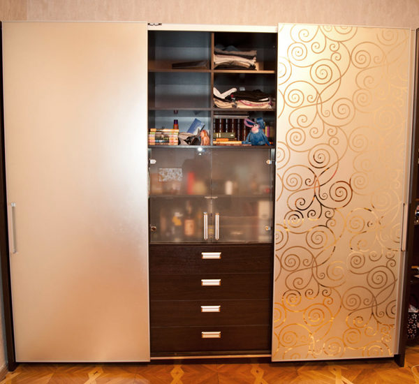 2 85 600x550 - Шкаф-купе, система Hettich, зеркало с художественной матировкой
