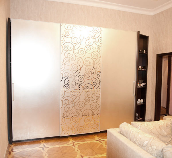 4 60 600x550 - Шкаф-купе, система Hettich, зеркало с художественной матировкой